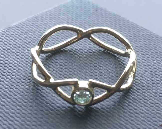 Geelgouden ring met ice blue diamant