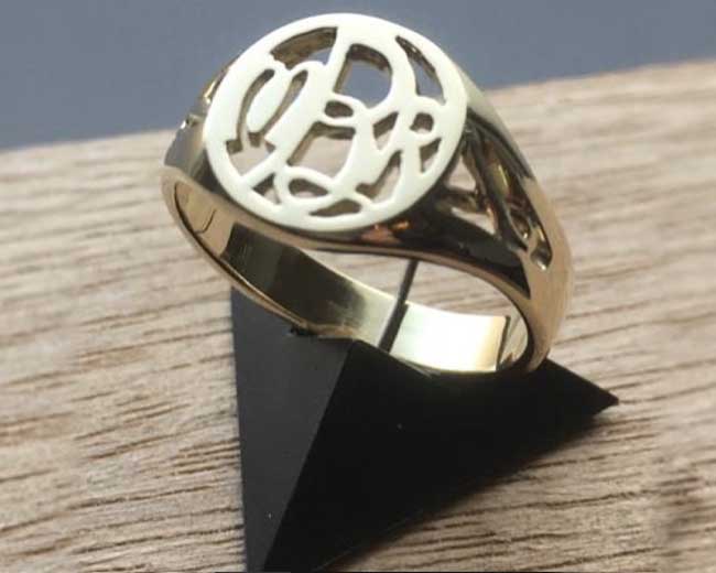 Geelgouden initialen ring