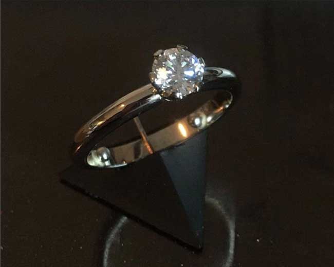 Witgouden ring met diamant