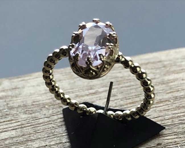 Geelgouden ring met roze spinel