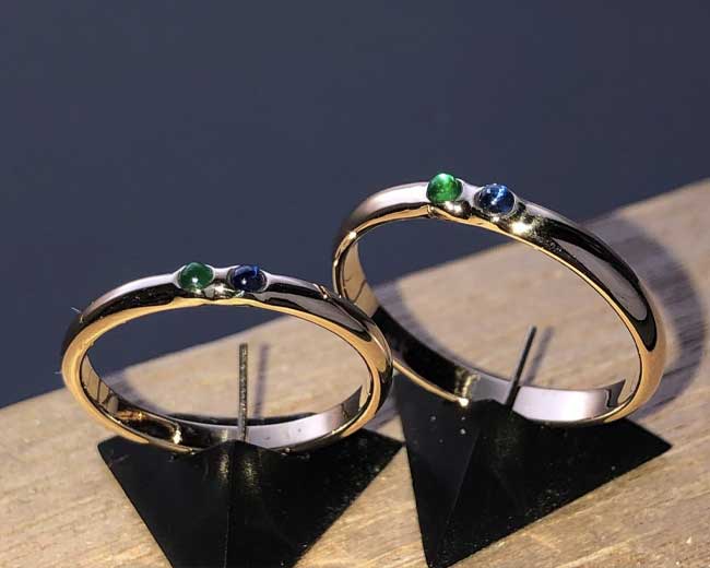 Geelgouden ringen met smaragd en saffier