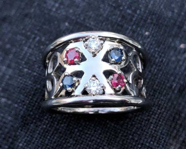 Witgouden ring met diamant, saffier en robijn