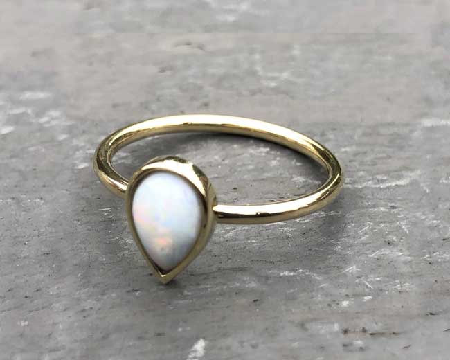 Geelgouden ring met opaal